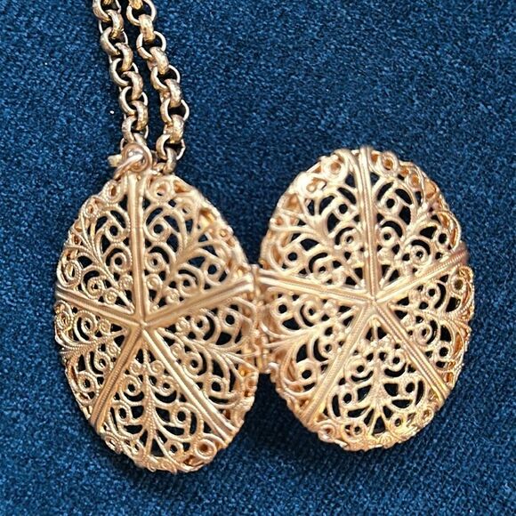 Vintage Shiny Gold Tone Filigree Locket Pendant Necklace - Picture 5 of 5